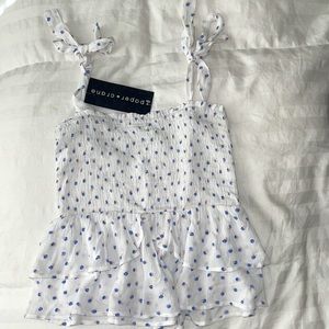 Selling a white tank top, kinda a summer top!